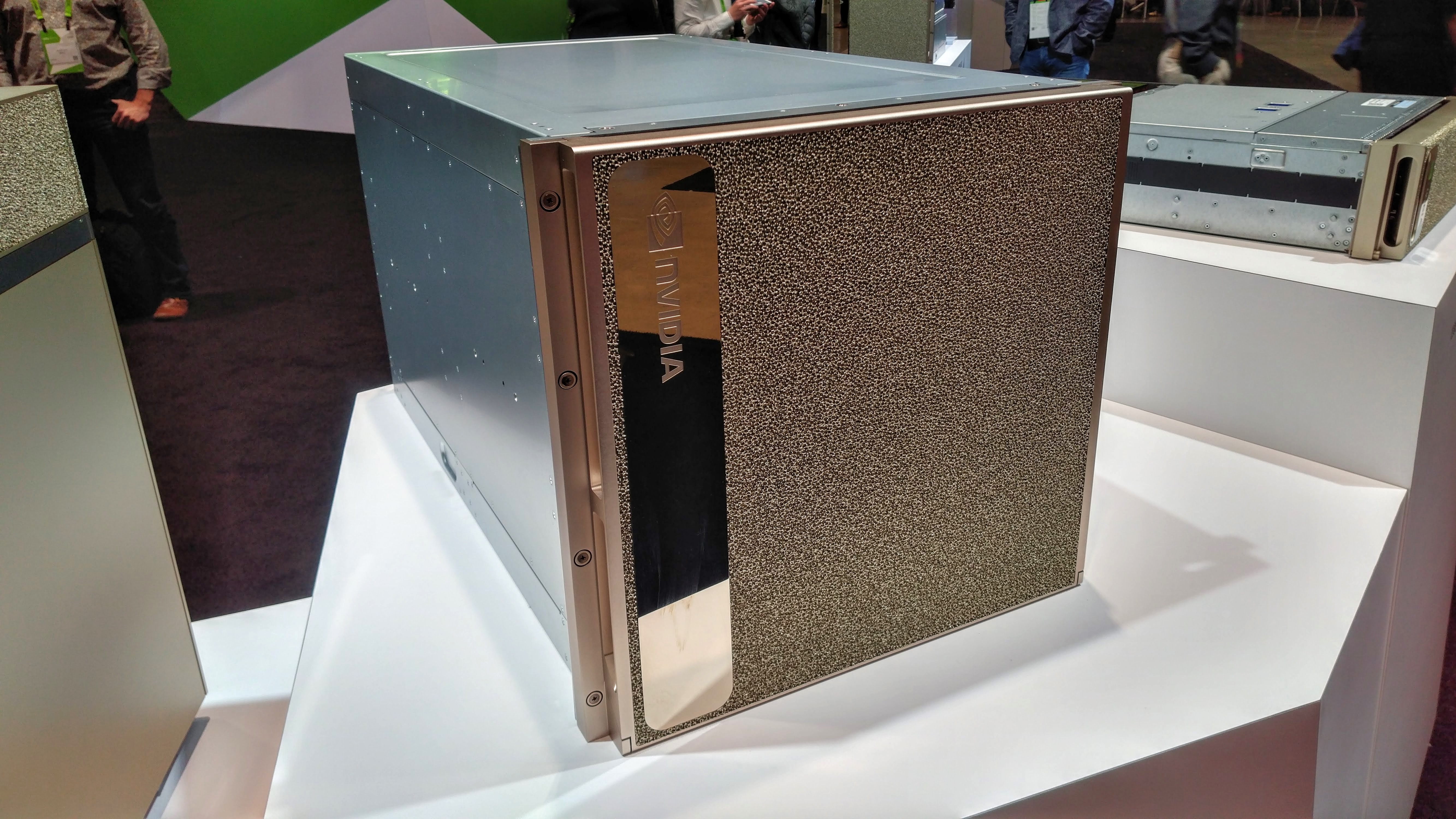 Siêu máy tính DGX-2 của Nvidia được trưng bày tại GTC 2018